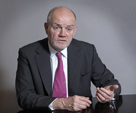 Mark Thompson, CEO of CNN, speaks in an interview with the Korea JoongAng Daily at the Four Seasons Hotel in Jongno District, central Seoul, on Sept. 18. [PARK SANG-MOON]