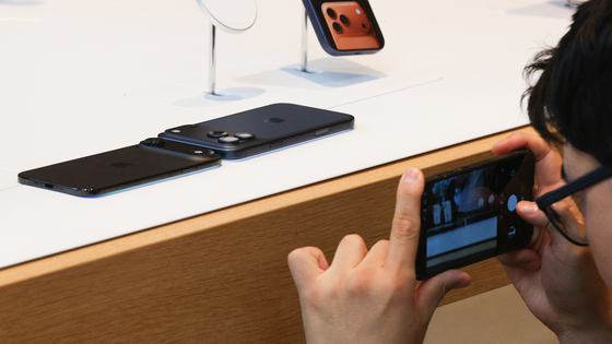 A citizen takes a photo of Apple's iPhone Air, the slimmest smartphone released by the U.S. tech giant yet, at an Apple store in Myeongdong, central Seoul, on Sept. 19. [YONHAP]