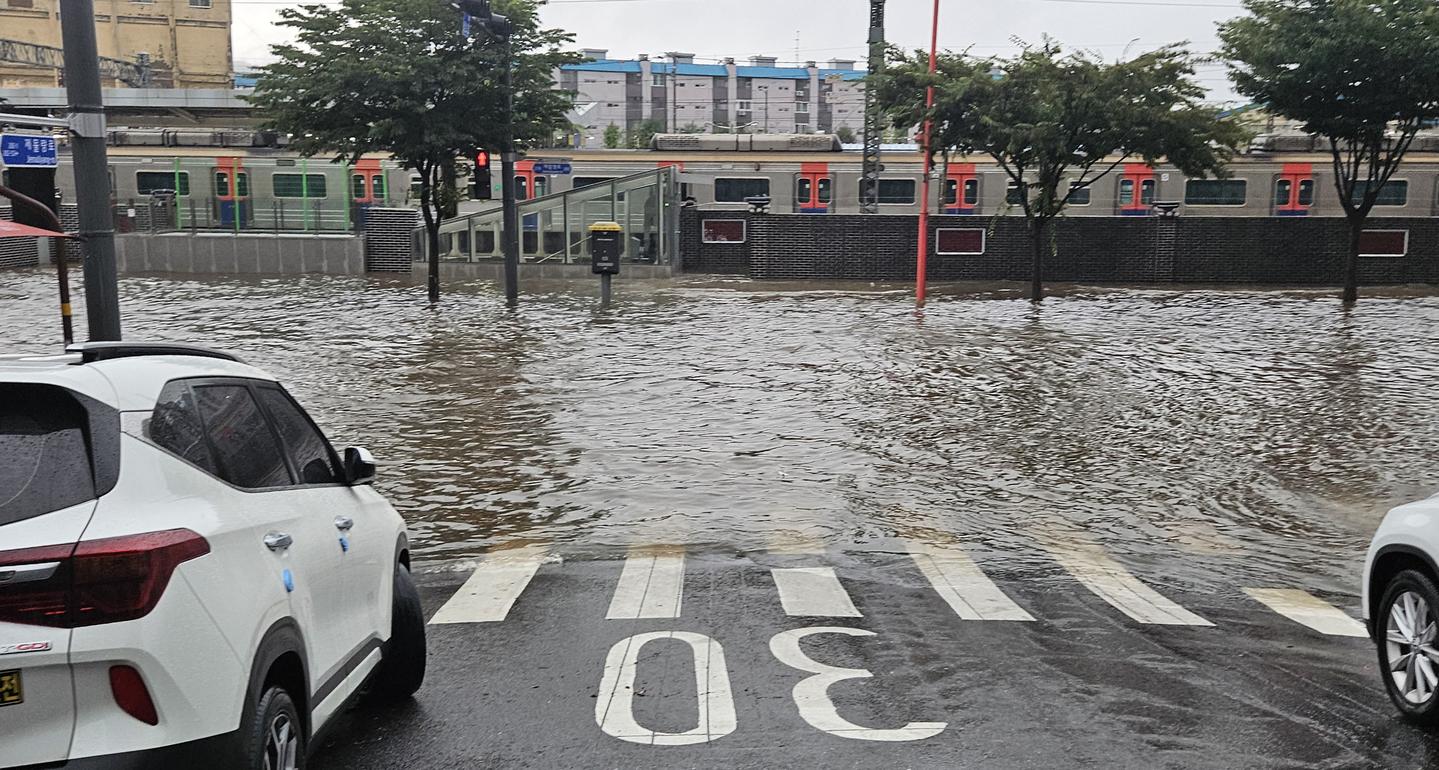 A street in Incheon is seen submerged in rainwater on Aug. 13. [YONHAP] 