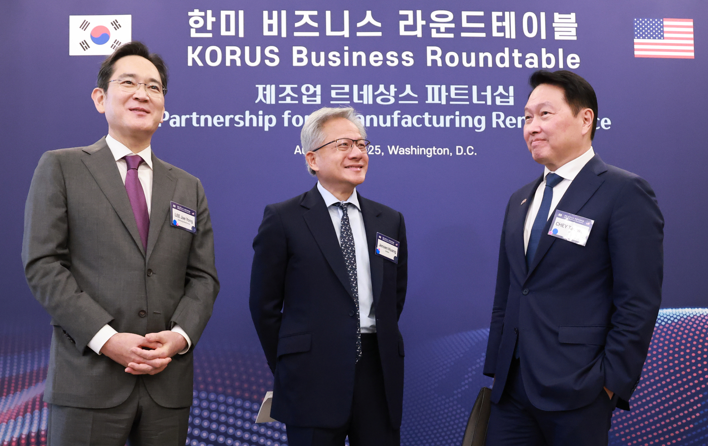 From left, Samsung Electronics Chairman Lee Jae-yong, Nvidia CEO Jensen Huang and SK Group Chairman Chey Tae-won converse during a roundtable meeting with Korean and U.S. business leaders at a Washington hotel in Washington on Aug. 25. [YONHAP]
