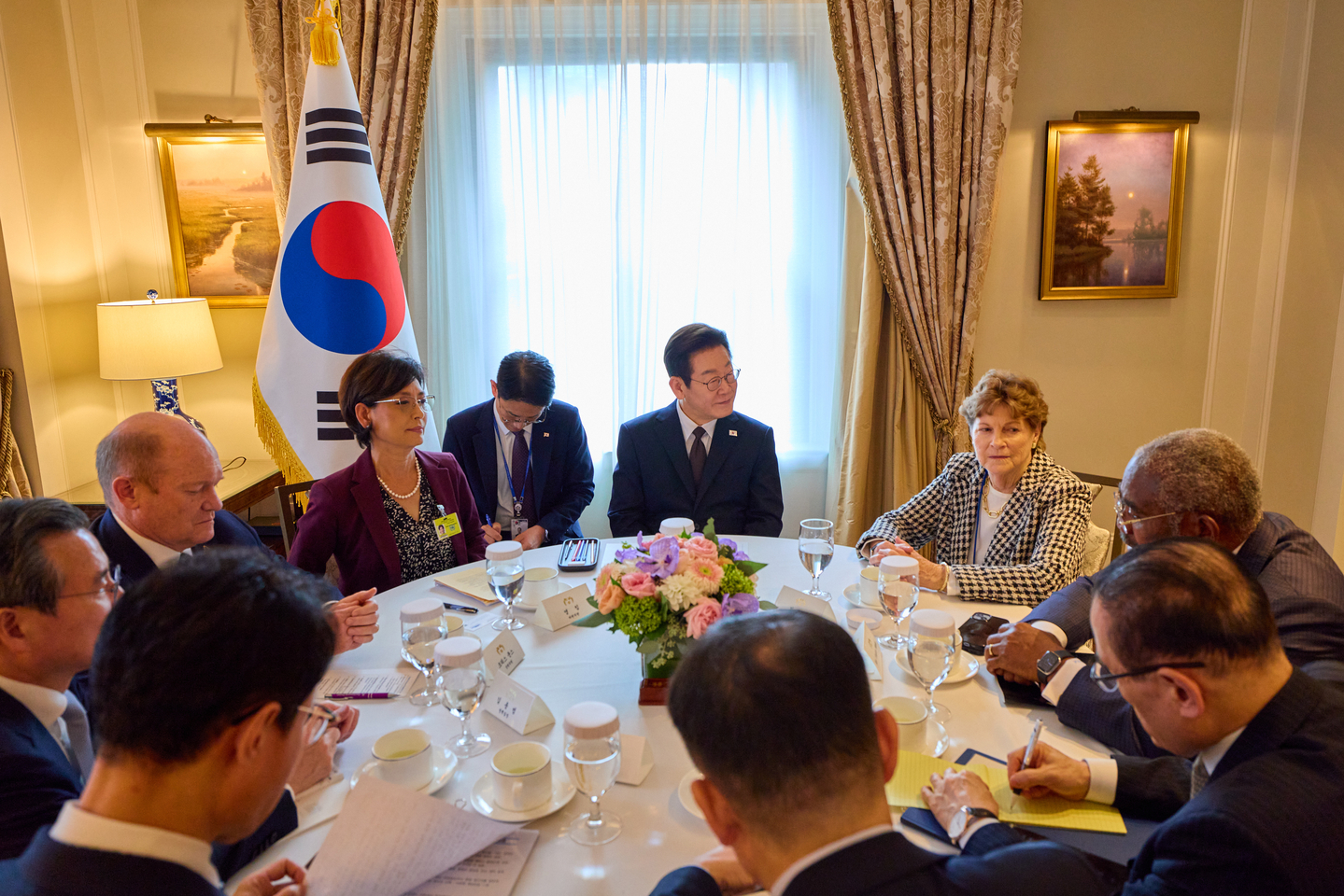 Korean President Lee Jae Myung, center, speaks with a bipartisan group of four U.S. lawmakers on the recent immigration raid in Georgia, tariff negotiations and alliance matters in New York on Sept. 22. [JOINT PRESS CORPS] 