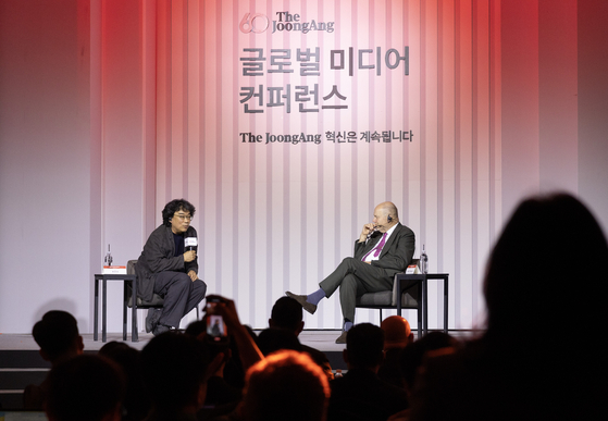 Oscar-winning film director Bong Joon-ho, left, and CNN CEO Mark Thompson speak during the JoongAng 60th Anniversary Global Media Conference held at Lotte Hotel in central Seoul on Sept. 18. [JOONGANG ILBO] 