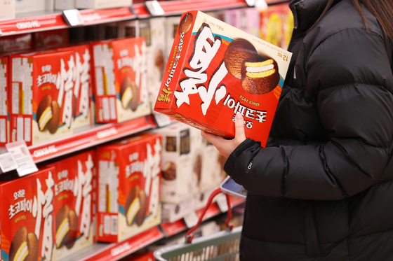 Customers look at choco pie products displayed at a supermarket in Seoul on Feb. 27. [YONHAP]