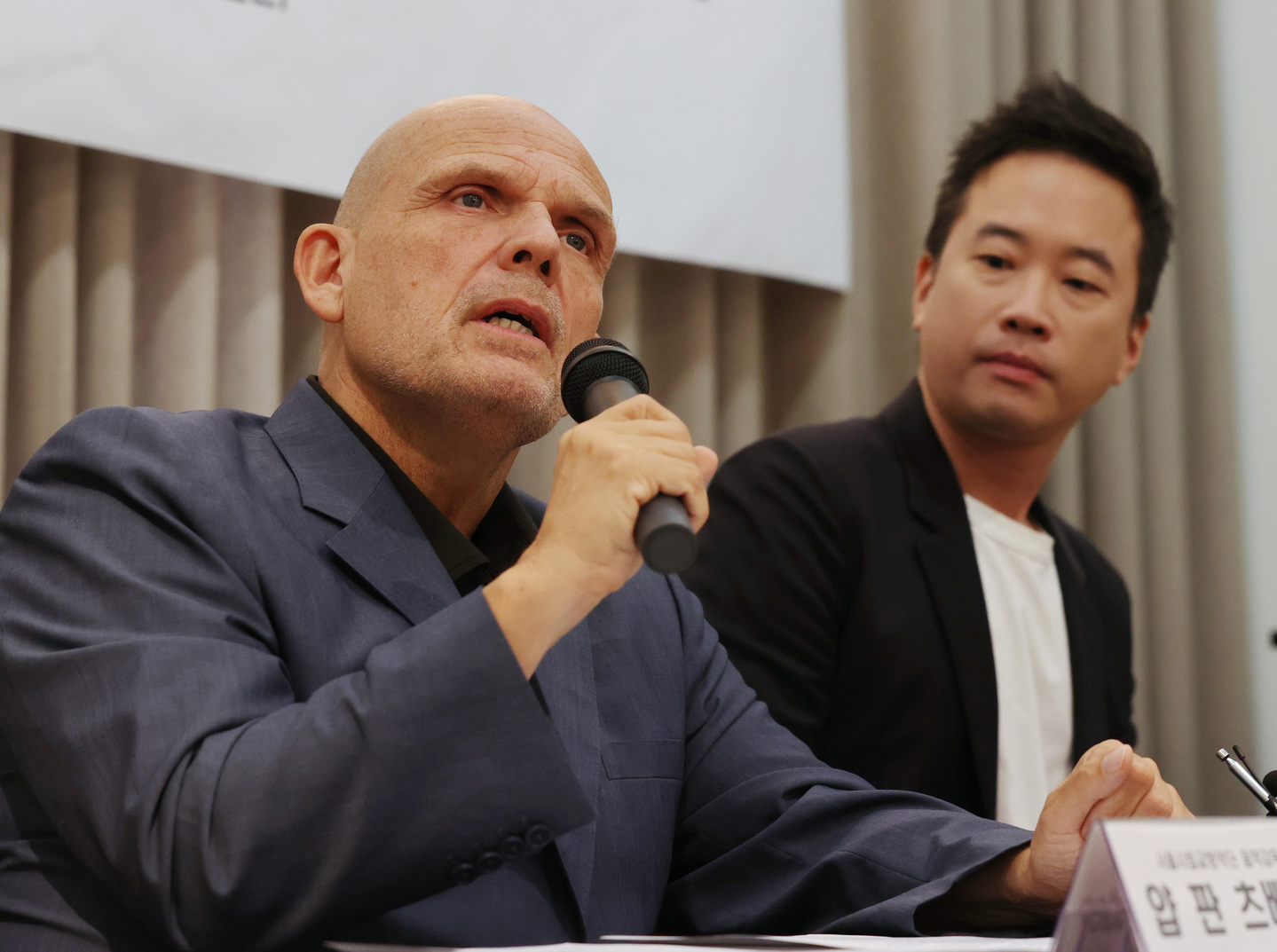 Jaap van Zweden, music director of the Seoul Philharmonic Orchestra, delivers opening remarks at a press conference announcing the orchestra’s 2025 new commissions in Jongno District, central Seoul, on Sept. 23. Composer Jung Jae-il, right, also attended. [YONHAP]