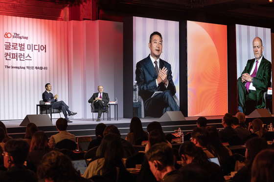JoongAng Holdings Vice Chairman Hong Jeong-do, left, and CNN CEO Mark Thompson speak during the JoongAng 60th Anniversary Global Media Conference held at Lotte Hotel in central Seoul on Sept. 18. [JOONGANG ILBO] 