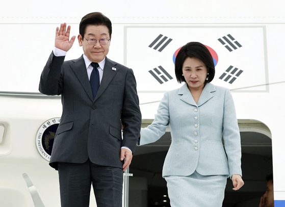 President Lee Jae Myung, left, and first lady Kim Hea Kyung arrive at John F. Kennedy International Airport in New York on Sept. 22, kicking off a five-day trip to attend the 80th session of the U.N. General Assembly. [JOINT PRESS CORPS]