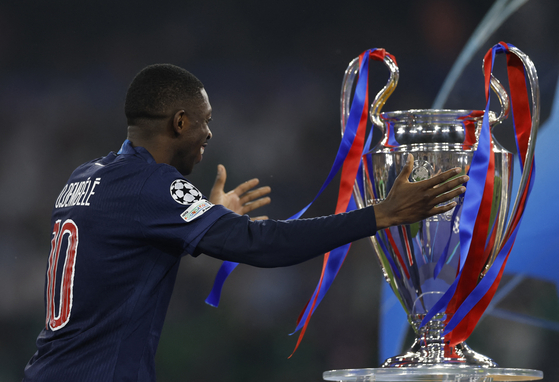 Paris Saint-Germain forward Ousmane Dembele with the trophy after the Champions League final aaginst Inter Milan at Allianz Arena in Munich, Germany on May 31. [REUTERS/YONHAP] 