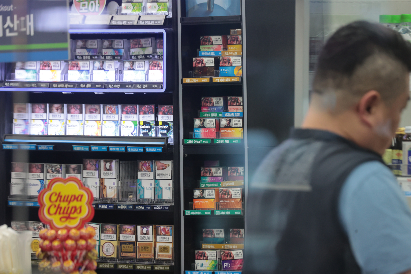 E-cigarettes are on sale at a convenience store in Seoul on June 12. [YONHAP]
