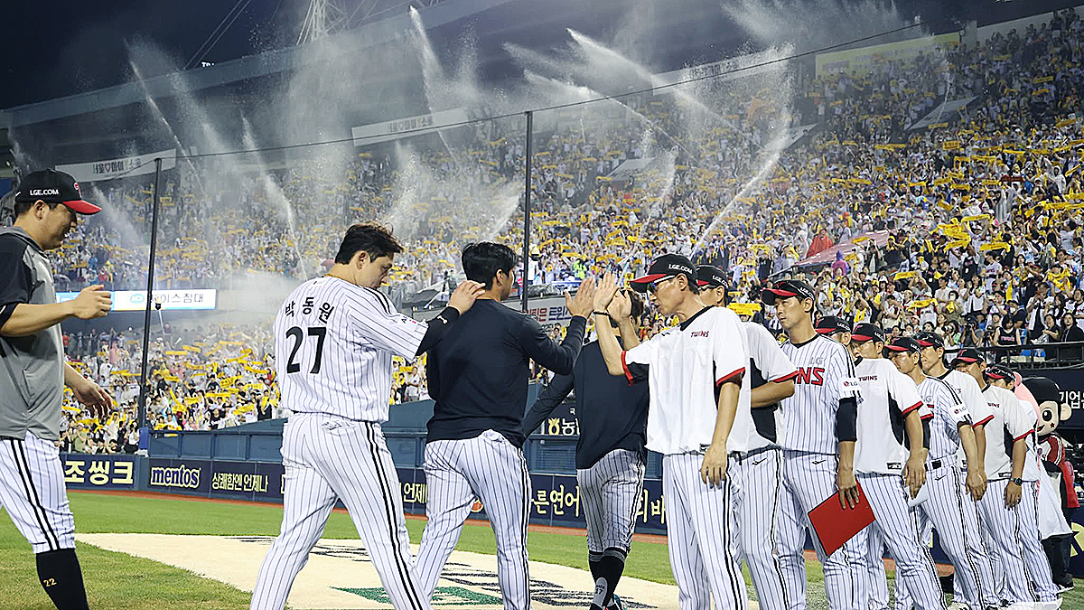 The LG Twins celebrate after an 8-1 win over the Hanwha Eagles at Jamsil Baseball Stadium in southern Seoul on Aug. 9. [YONHAP] 