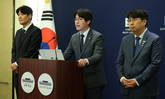 Ha Jung-woo, center, senior presidential secretary for AI policy and future planning, speaks to reporters during a press briefing after President Lee Jae Myung's meeting with BlackRock CEO Larry Fink in New York on Sept. 22. [JOINT PRESS CORPS]