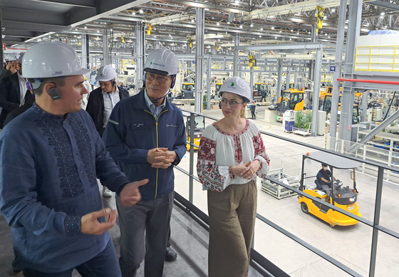 HD Hyundai Construction Equipment CEO Choi Cheol-gon, second from right, and Ukrainian government officials tour the HD Hyundai Construction Equipment manufacturing facility at its Ulsan campus on Sept. 18. [HD HYUNDAI XITE SOLUTION]