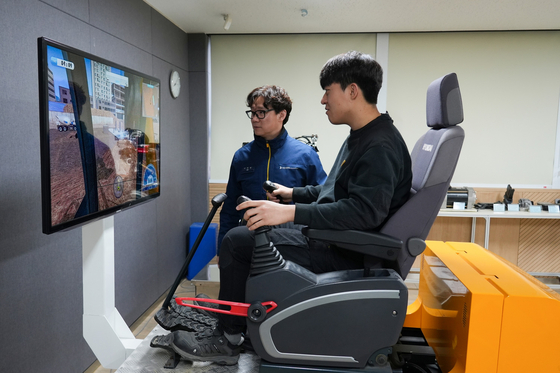 HD Hyundai’s three construction-equipment units are pushing ahead with plans to establish a training center in Ukraine. The photo shows an excavator simulator at the HD Hyundai Global Education Center in Eumseong County, North Chungcheong. [HD HYUNDAI CONSTRUCTION EQUIPMENT]