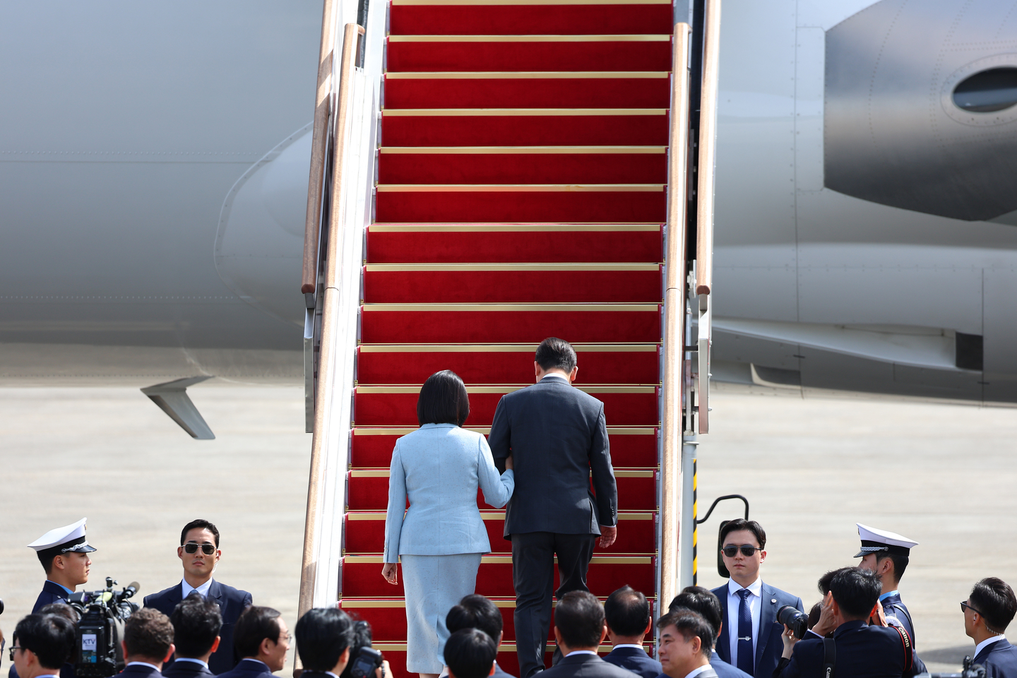 President Lee Jae Myung and First Lady Kim Hea Kyung board Air Force One at Seoul Air Base in Seongnam on Sept. 22 to depart for the United Nations General Assembly. [YONHAP]