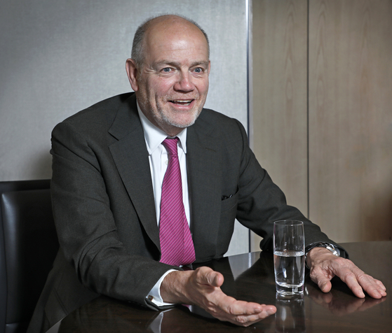 Mark Thompson, CEO of CNN, speaks in an interview with the Korea JoongAng Daily at the Four Seasons Hotel in Jongno District, central Seoul, on Sept. 18. [PARK SANG-MOON]
