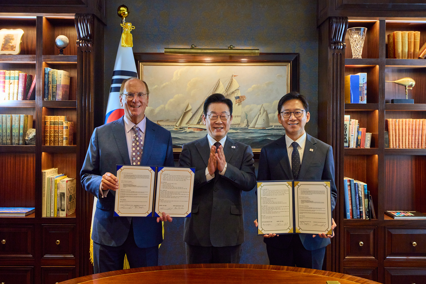 Korean President Lee Jae Myung, center, poses for a photo with BlackRock CEO Larry Fink, left, and Science and ICT Minister Bae Kyung-hoon after signing a memorandum of understanding on an AI partnership. [JOINT PRESS CORPS]