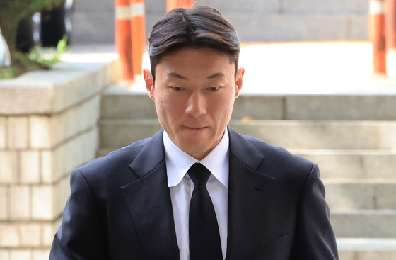 Footballer Hwang Ui-jo appears at the Seoul Central District Court in Seocho District, southern Seoul, Sept. 4. [YONHAP]