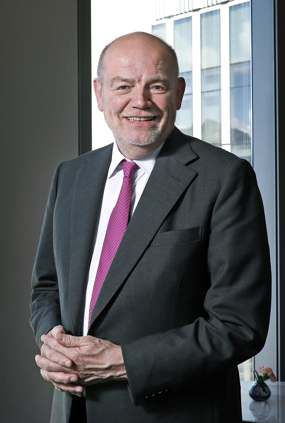 Mark Thompson, CEO of CNN, poses for photos before an interview with the Korea JoongAng Daily at the Four Seasons Hotel in Jongno District, central Seoul, on Sept. 18. [PARK SANG-MOON]
