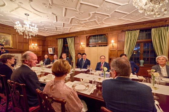 President Lee Jae Myung, center, attends a dinner for foreign affairs and security opinion leaders at a hotel in New York on Sept. 23 on the margins of the UN General Assembly. [JOINT PRESS CORPS]