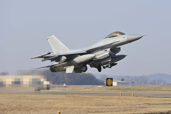 A KF-16 fighter jet armed with MK-82 bombs takes off during a combined exercise at the Seungjin Training Field in Pocheon, Gyeonggi, on Jan. 23. [ROK AIR FORCE]