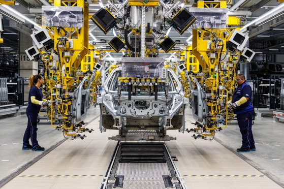 An iX3 is being manufactured at BMW's newest manufacturing plant in Debrecen, Hungary. Mass production starts in October. [BMW KOREA]