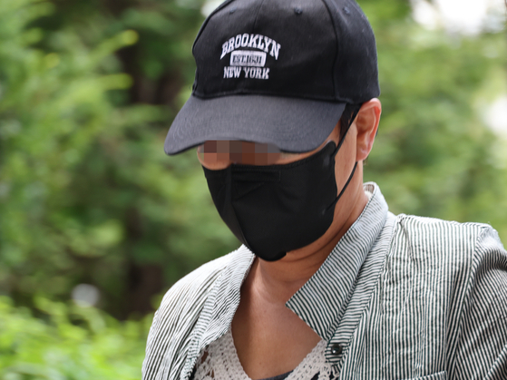 A woman in her 50s who allegedly attempted to kill her husband by severing a vital body part at a cafe in Ganghwa County, Incheon earlier this month is seen entering the Incheon District Court on Aug. 2. [YONHAP]
