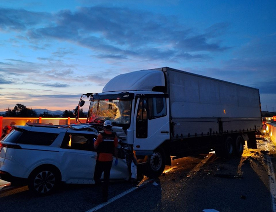 A minivan collides with a truck in Icheon, Gyeonggi, on Sept. 24. [GYEONGGI FIRE AND DISASTER HEADQUARTERS]