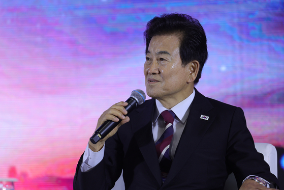 Unification Minister Chung Dong-young speaks at a forum commemorating the seventh anniversary of the Sept. 19 Pyongyang Joint Declaration at Camp Greaves in Paju, Gyeonggi District, on Sept. 19. [YONHAP] 