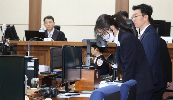Kim Keon Hee, wife of impeached former President Yoon Suk Yeol, attends her first trial at the Seoul Central District Court in Seocho District, southern Seoul, on Sept. 24. [JOINT PRESS CORPS]