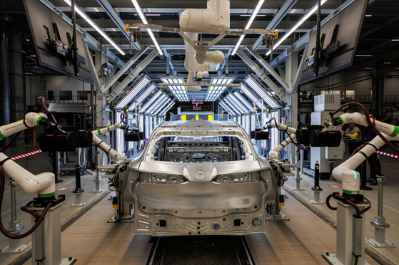 An iX3 is being manufactured at BMW's newest manufacturing plant in Debrecen, Hungary. Mass production starts in October. [BMW KOREA]