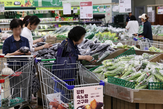 Shoppers look through fresh produce at a large retail store in Seoul on Aug. 5. [NEWS1]