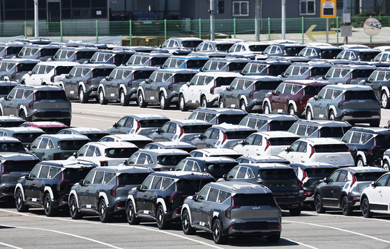 Electric cars stand at Pyeongtaek Port in Pyeongtaek, Gyeonggi, on Aug. 24. [YONHAP]