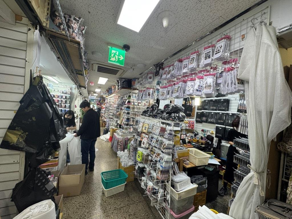 A counterfeit K-pop idol merchandise store [KOREA INTELLECTUAL PROPERTY OFFICE]