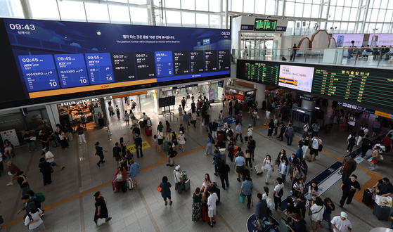 Passengers walk through Seoul Station in central Seoul on Aug. 22. [YONHAP] 