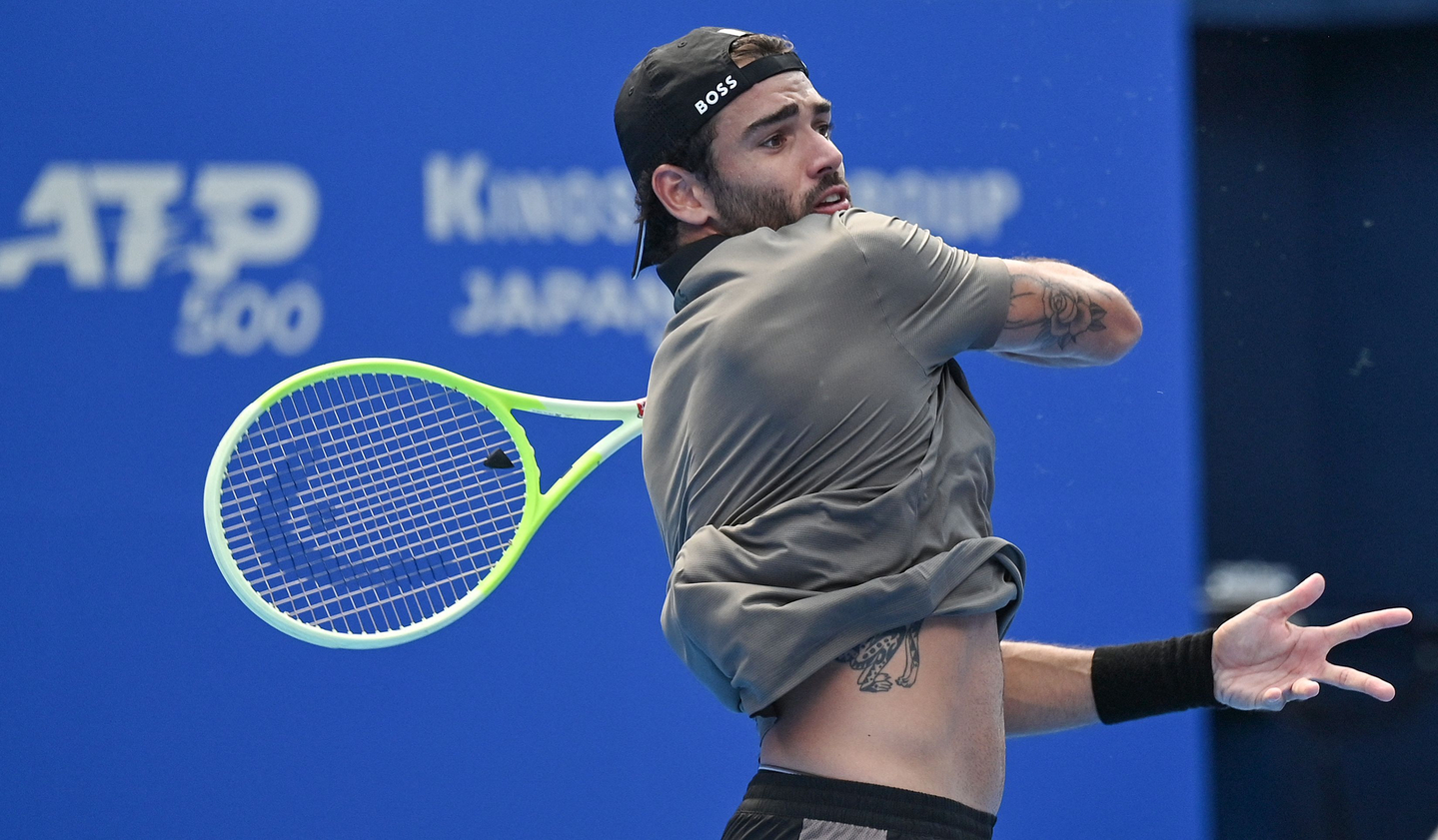  Italy’s Matteo Berrettini returns a shot against Spain’s Jaume Munar in their men’s singles round-of-32 match at the ATP Japan Open in Tokyo on Sept. 24. [AFP/YONHAP]