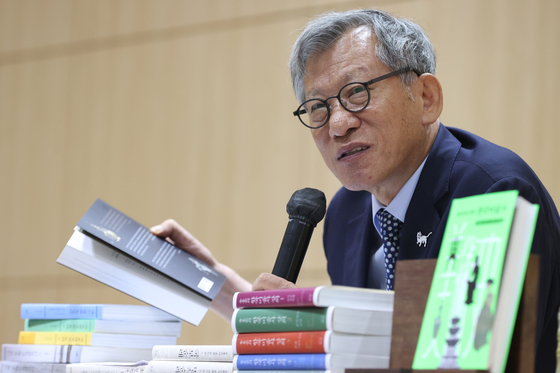 Director of the National Museum of Korea You Hong-june speaks to local reporters about his newly published books ″Korean Art History for Foreigners″ (translated) and ″Korean Art History for Everyone″ (translated) at Changbi Publishers office in Mapo District, western Seoul, on Sept. 23.