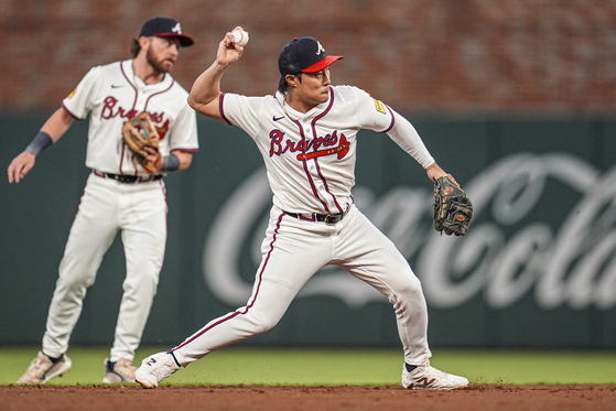 Atlanta Braves shortstop Kim Ha-seong throws out Dylan Crews of the Washington Nationals during the clubs' MLB regular-season game at Truist Park in Atlanta on Sept. 23. [REUTERS/YONHAP]