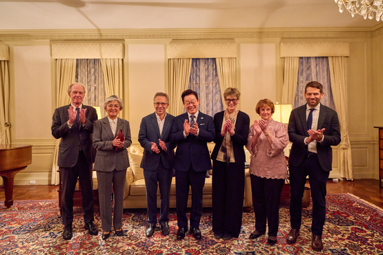 President Lee Jae Myung, center, poses for a photo at a dinner for foreign affairs and security opinion leaders at a hotel in New York on Sept. 23 on the margins of the UN General Assembly. Attendees included Korea Society President Thomas Byrne, Asia Society President Kang Kyung-wha, National Committee on American Foreign Policy President Susan Elliott, Korea Society Board Chair Kathleen Stephens, Eurasia Group President Ian Bremmer and Daniel Kurtz-Phelan, editor of Foreign Affairs. [JOINT PRESS CORPS]