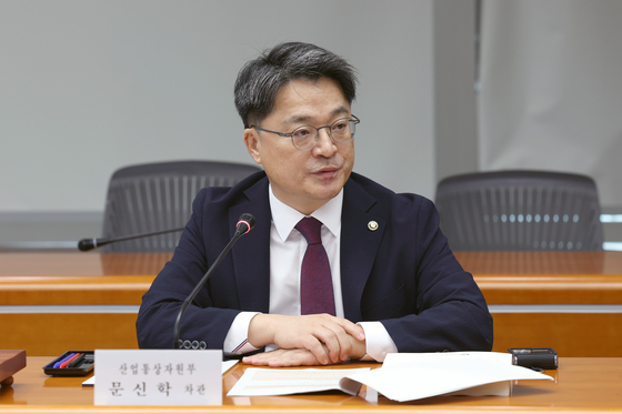 First Vice Industry Minister Moon Shin-hak speaks at a meeting in Seoul on Sept. 18. [YONHAP] 