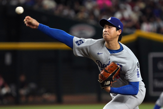 Los Angeles Dodgers pitcher Shohei Ohtani throws against the Arizona Diamondbacks in the first inning of a baseball game, Tuesday, Sept. 23, 2025, in Phoenix. [AP/YONHAP]