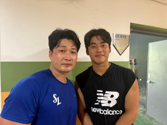 KT Wiz pitcher Park Yeong-hyun, right, poses with Samsung Lions pitcher Oh Seung-hwan on Sept. 21. [KT WIZ]
