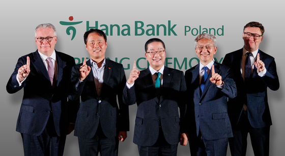 Hana Bank celebrates the opening of its new branch in Wroclaw, Poland, on Sept. 23. Second from left are: SK IE Technology Vice President Park Byung-chul, Hana Bank CEO Lee Ho-sung and Korean ambassador to Poland Tae Jun-youl. [HANA BANK]
