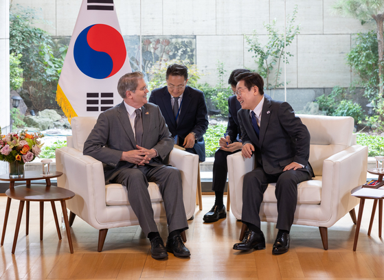 Korean President Lee Jae Myung, right, chats with U.S. Treasury Secretary Scott Bessent at the Permanent Mission of the Republic of Korea to the United Nations in New York on Sept. 24. [JOINT PRESS CORPS] 