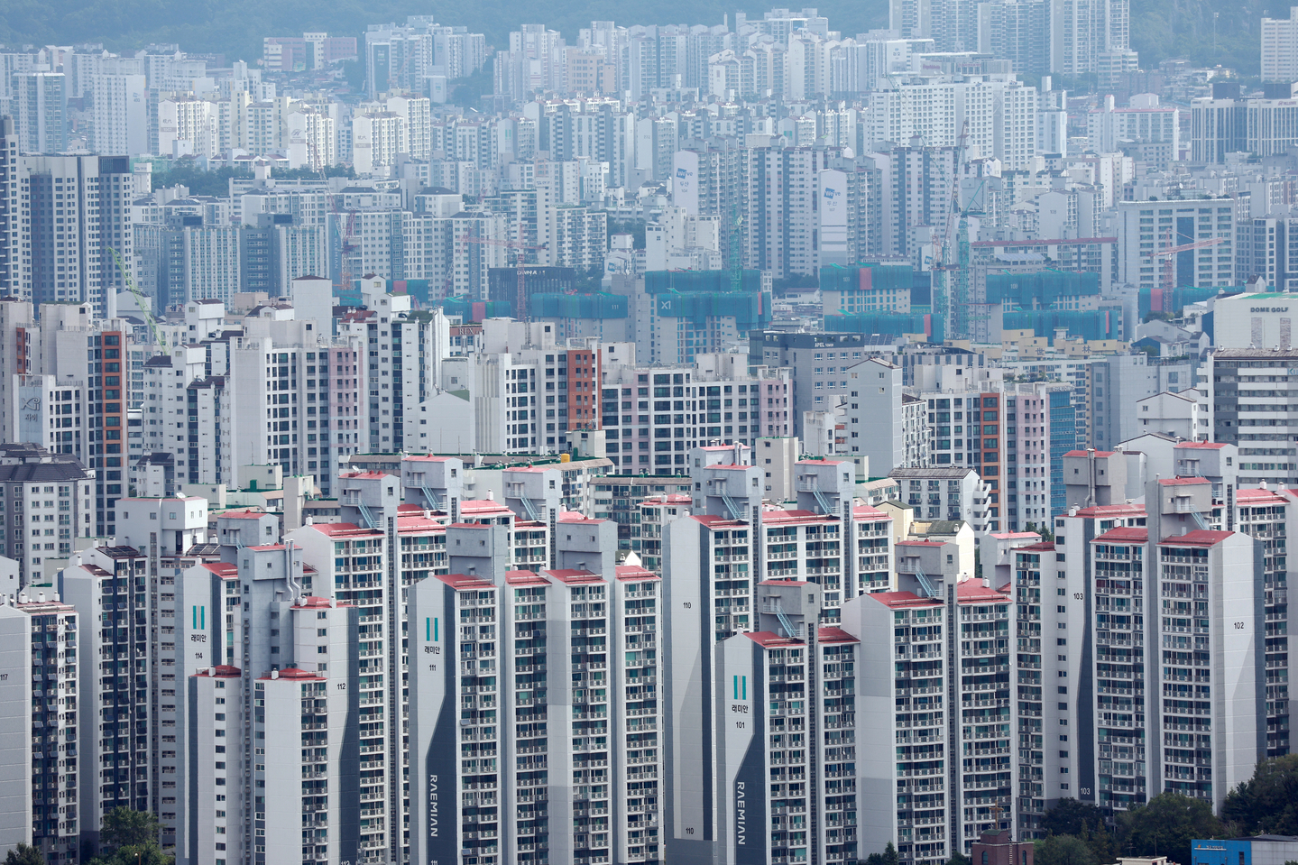 Apartment buildings are seen from Mount Namsan in central Seoul on Sept. 7. [YONHAP] 
