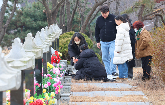 Mourners pay respects at Incheon Family Park in Incheon on Jan. 19. [YONHAP]