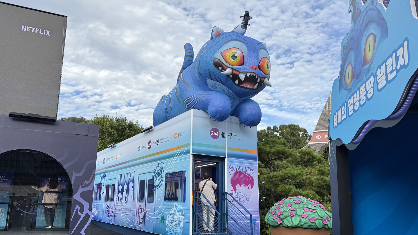 Derpy at the "KPop Demon Hunters" zone [WOO JI-WON]