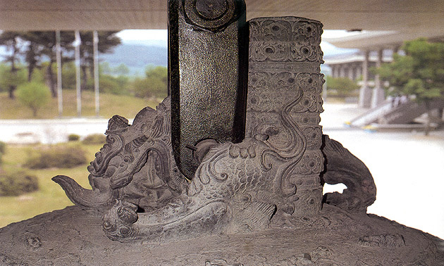 The yongnyu, the dragon-shaped hook at the top of the Sacred Bell of King Seongdeok the Great, or Emille Bell, connects the bell’s ornate body to its support structure. [KOREA HERITAGE SERVICE]