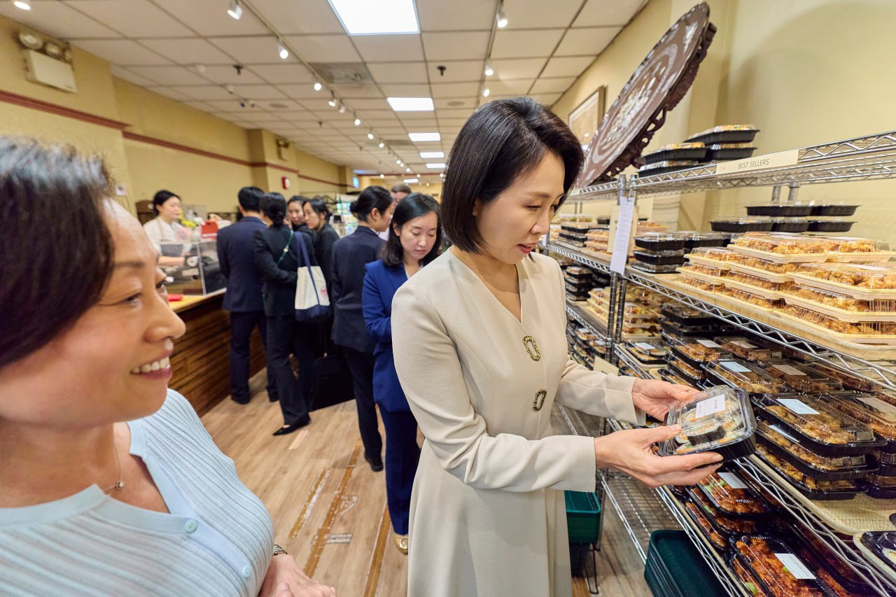 First lady Kim Hea Kyung, right, visits a side dish shop in Koreatown in New York on Sept. 23. [JOINT PRESS CORPS]