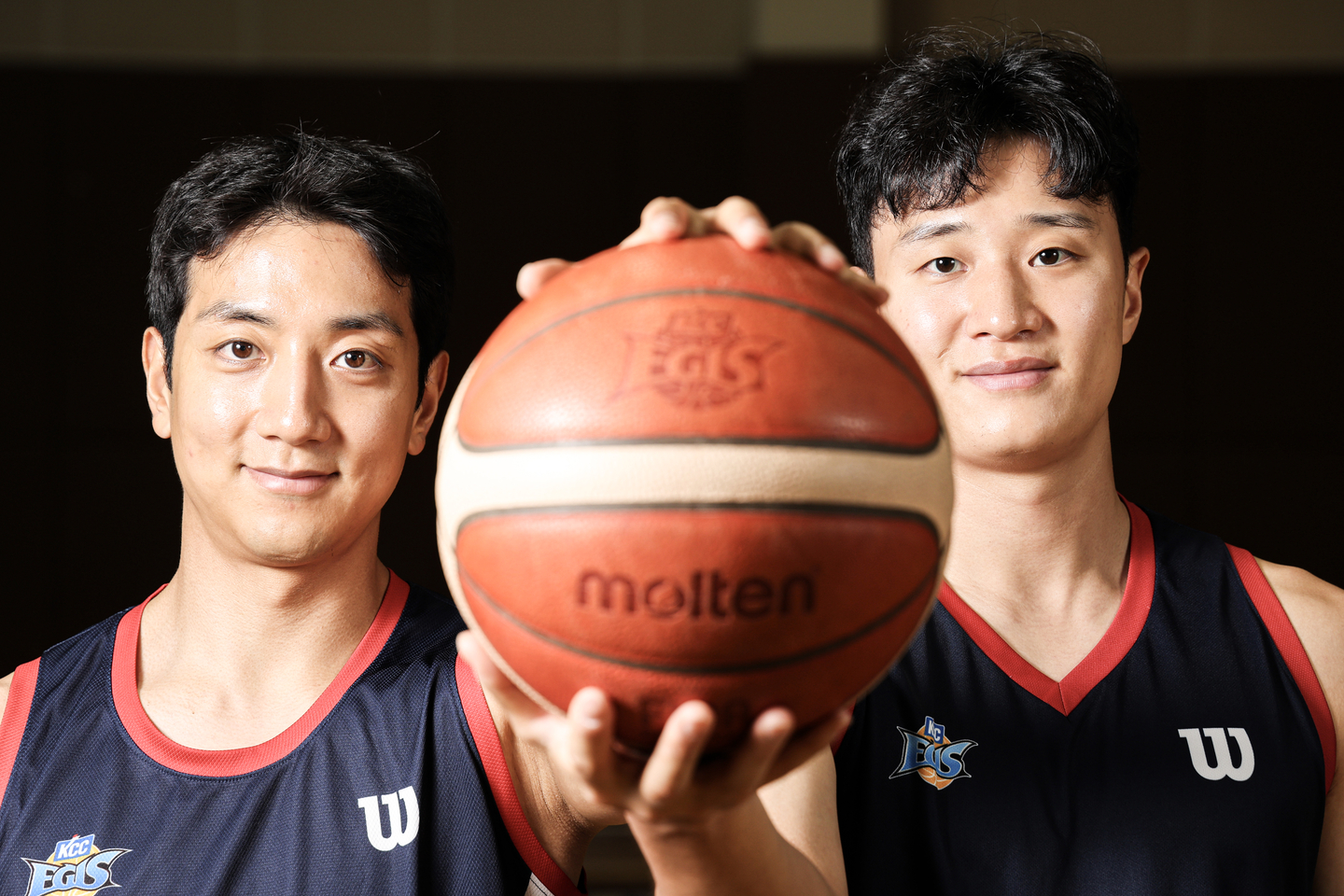 Busan KCC Egis's Heo Ung, right, and Heo Hoon pose during an interview with the JoongAng Ilbo at the team's training center in Yongin, Gyeonggi on July 14. [KIM KYOUNG-ROK]