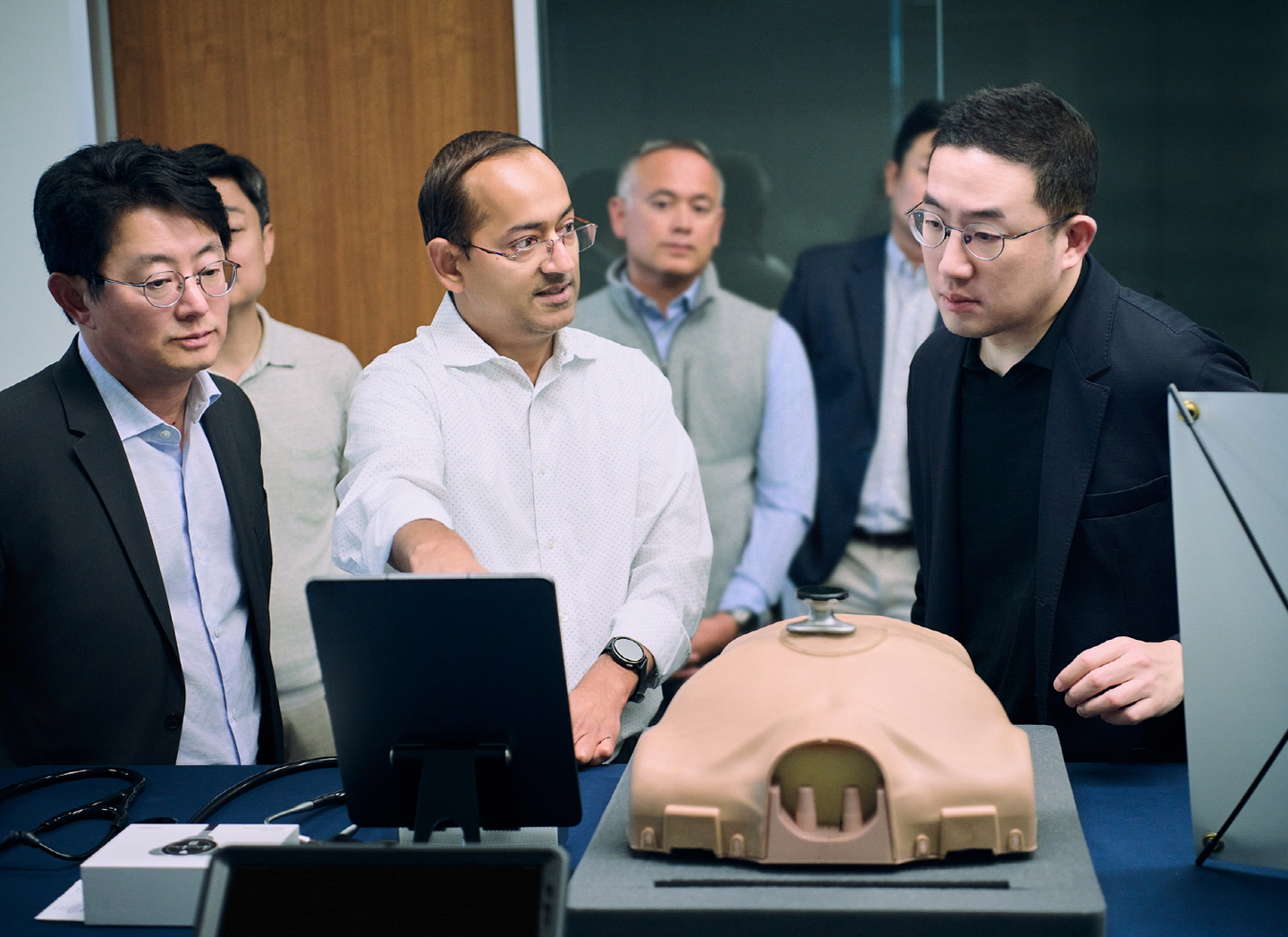 LG Group Chairman Koo Kwang-mo, far right, visits LG Technology Ventures in Silicon Valley to review technologies from major startups backed by the venture capital arm, which serves as a global startup incubator, in this undated photo provided by LG. [LG]