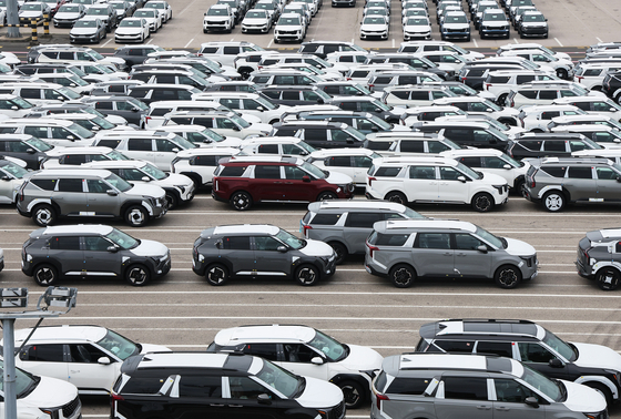 Cars ready for export are piled up at a port in Pyeongtaek, Gyeonggi, on Sept. 16. [YONHAP]